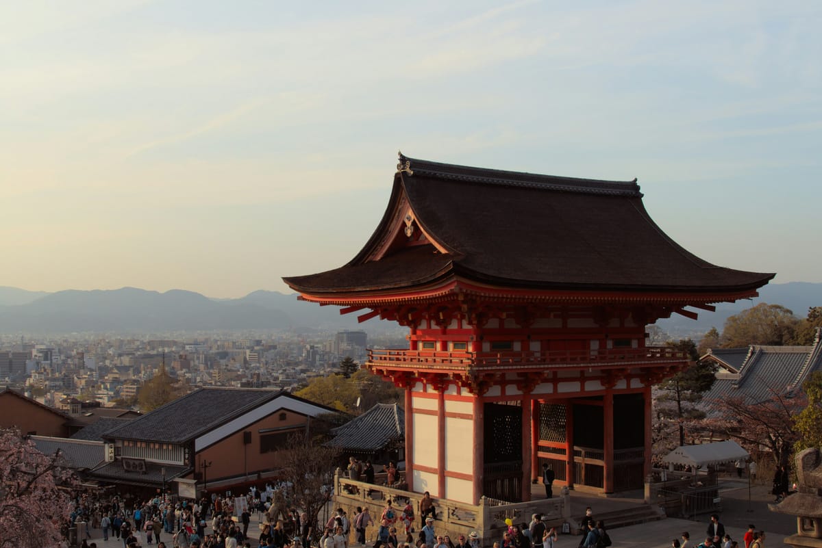 Marcher dans les ruelles sacrées de Kyoto