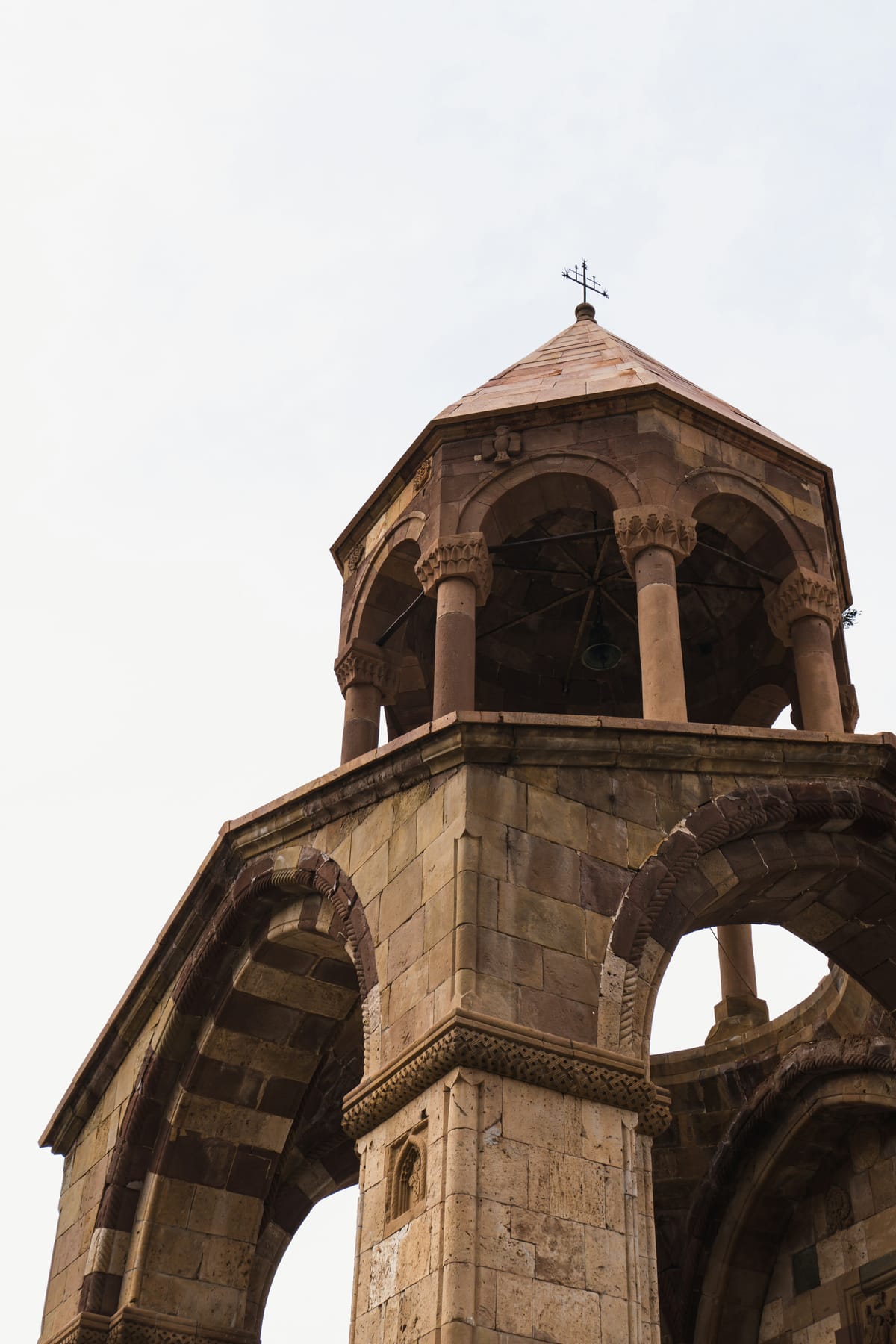 L’architecture des monastères arméniens : une spiritualité de pierre entre montagne et mémoire
