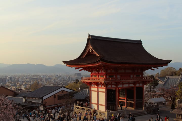 Marcher dans les ruelles sacrées de Kyoto
