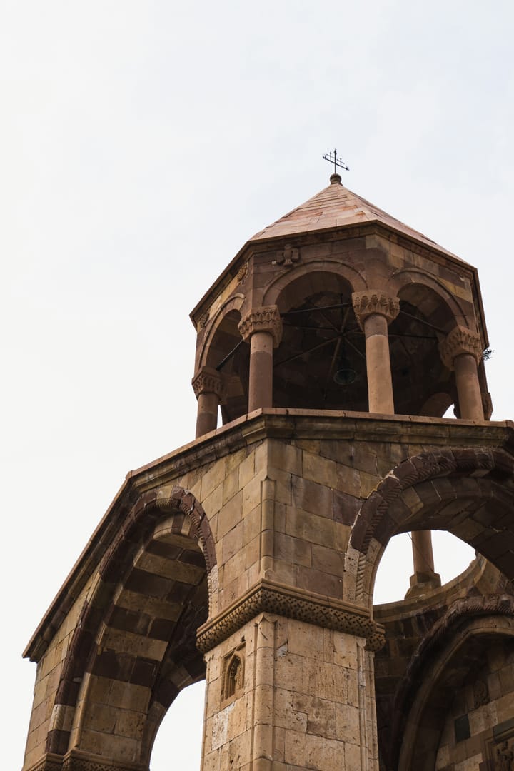 L’architecture des monastères arméniens : une spiritualité de pierre entre montagne et mémoire